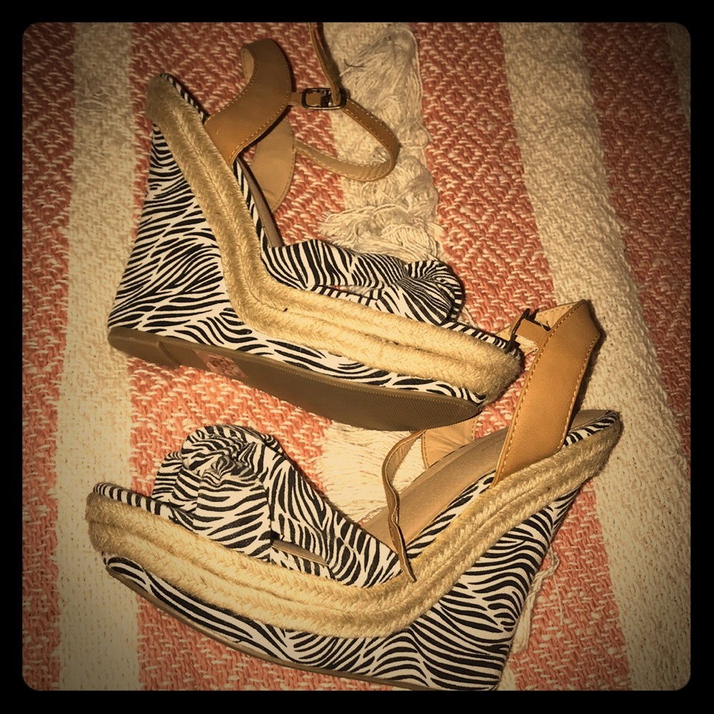 NWOB Shi By Journeys Wedges 10